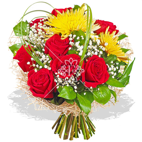 Яркое впечатление - букет из роз и хризантем